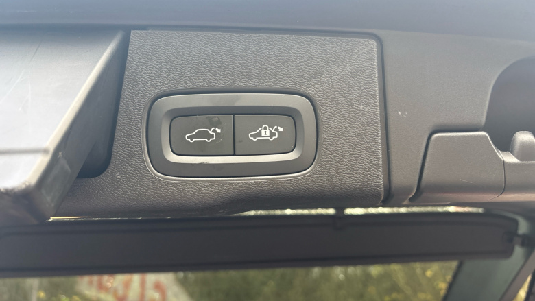 Volvo XC60 2.0 T8 [455] RC PHEV Ultimate Dark 5dr AWD Gtron Estate